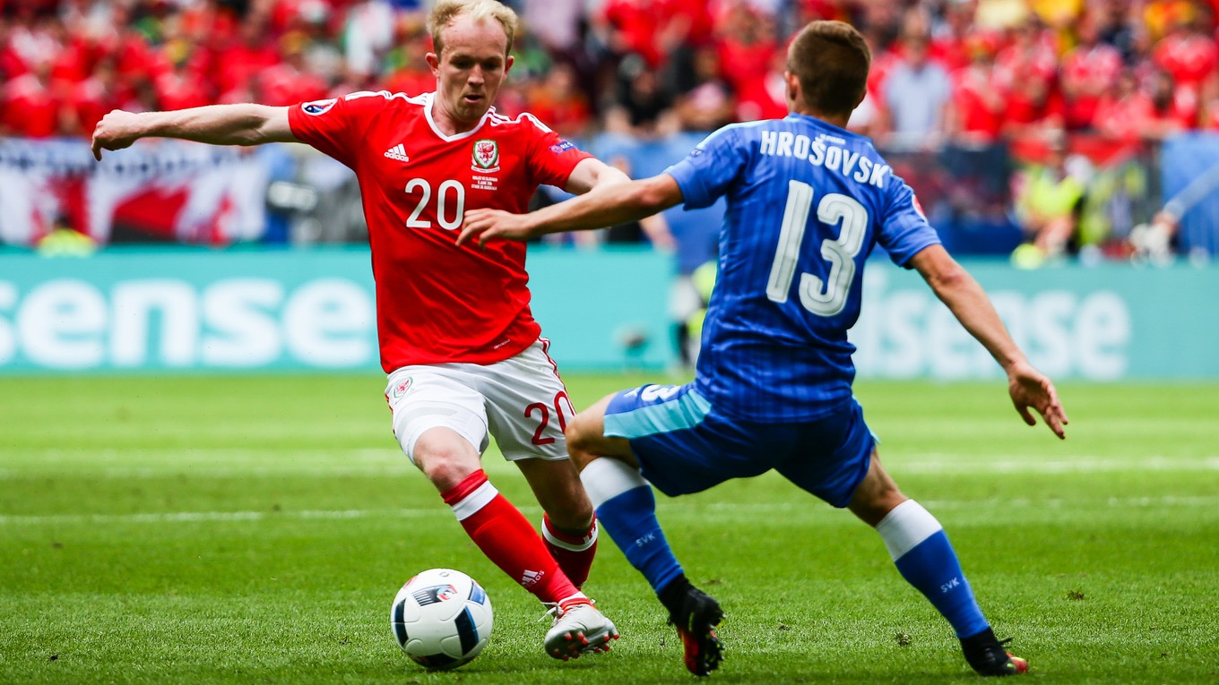 Patrik Hrošovský (s číslom 13) spravil faul, po ktorom strelil Gareth Bale prvý gól Walesu.