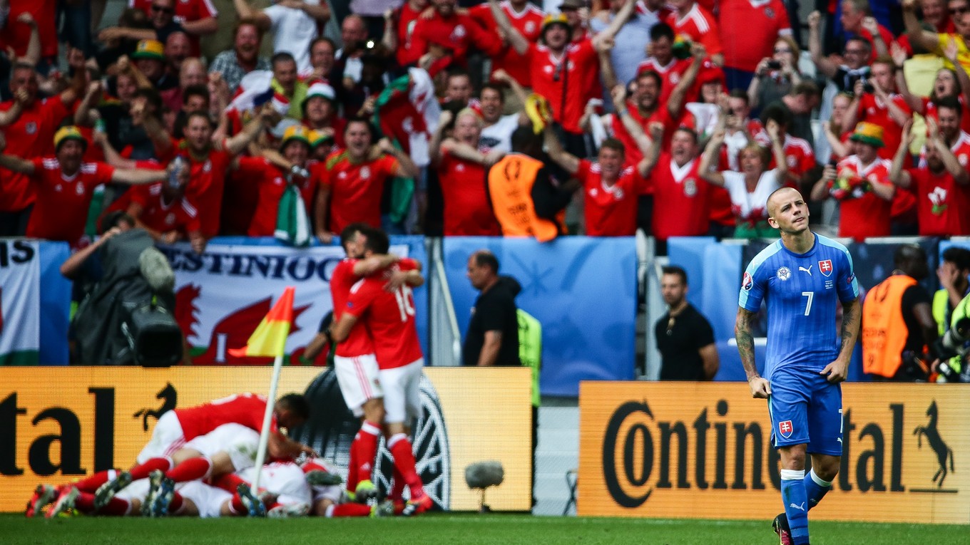 Futbalisti Walesu oslavujú druhý gól zápasu. Vpravo smúti Vladimír Weiss ml.