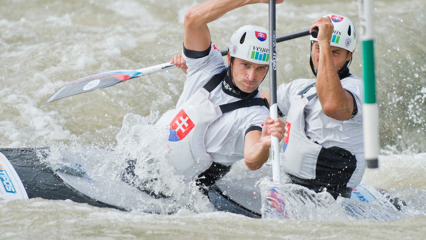 Reprezentanti Slovenska vo vodnom slalome v kategórii C2 Ladislav (vpredu) a Peter Škantárovci.