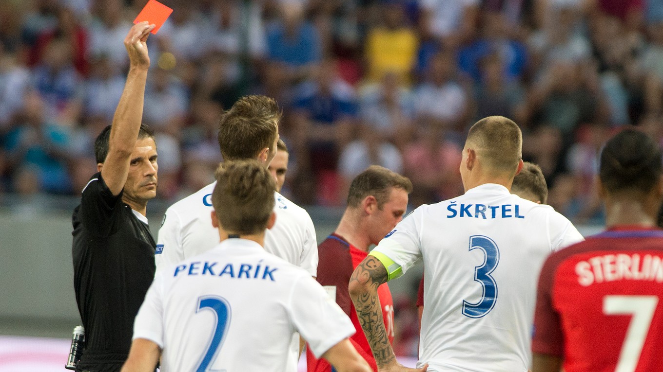 Jeden z najdôležitejších momentov zápasu Slovensko - Anglicko; červená karta pre Martina Škrtela.