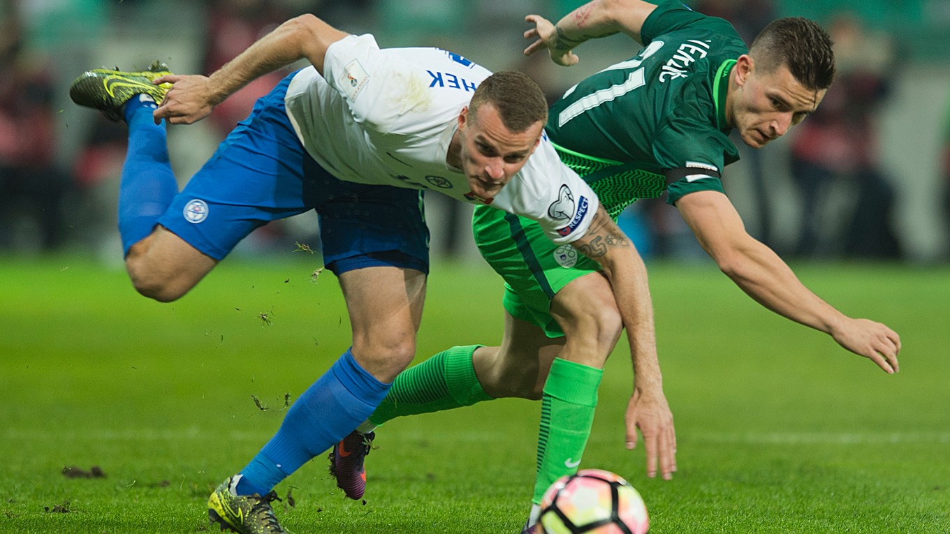 Okrem obranných povinností sa Pauschek (vľavo) venuje aj ofenzívnym činnostiam. Hrá falošné krídlo.