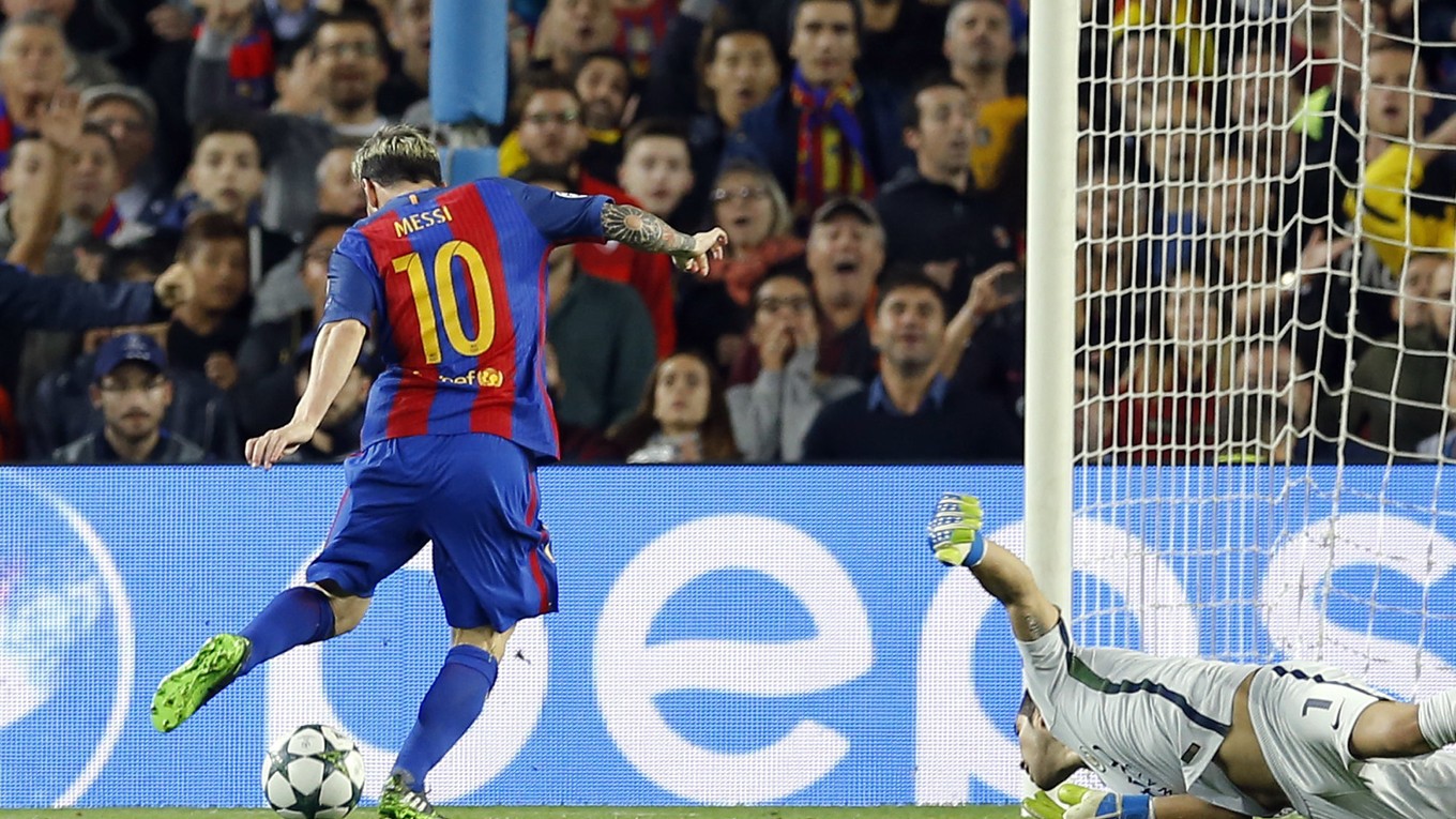 Lionel Messi prekonáva Claudia Brava.