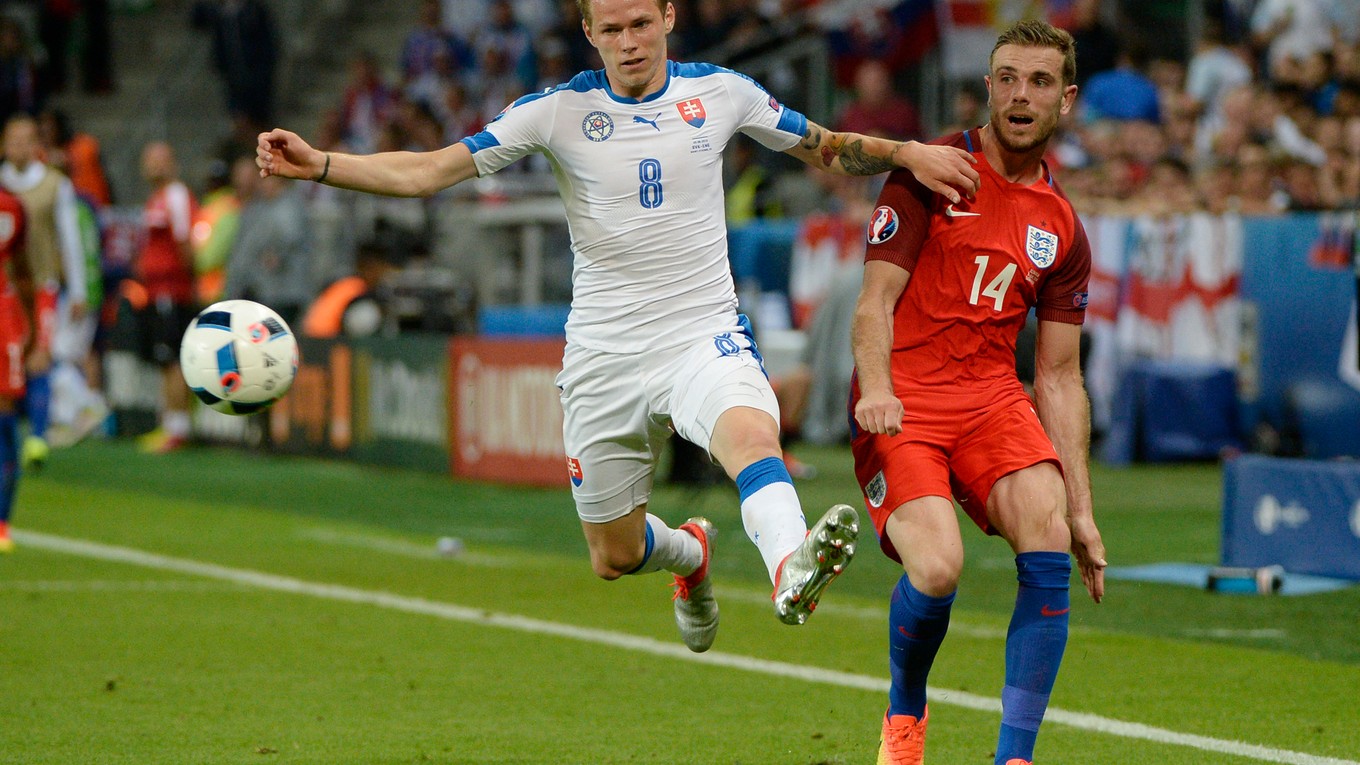 Ondrej Duda (vľavo) nastúpil v štrnástich zápasoch za seniorskú reprezentáciu Slovenska.
