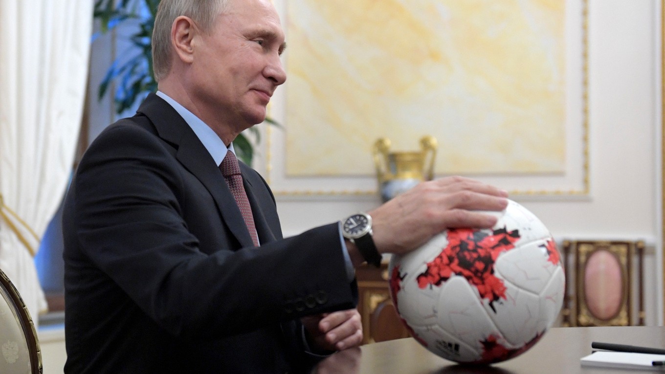 Ruský prezident Vladimír Putin sľúbil, že nešťastný štadión stihnú včas.