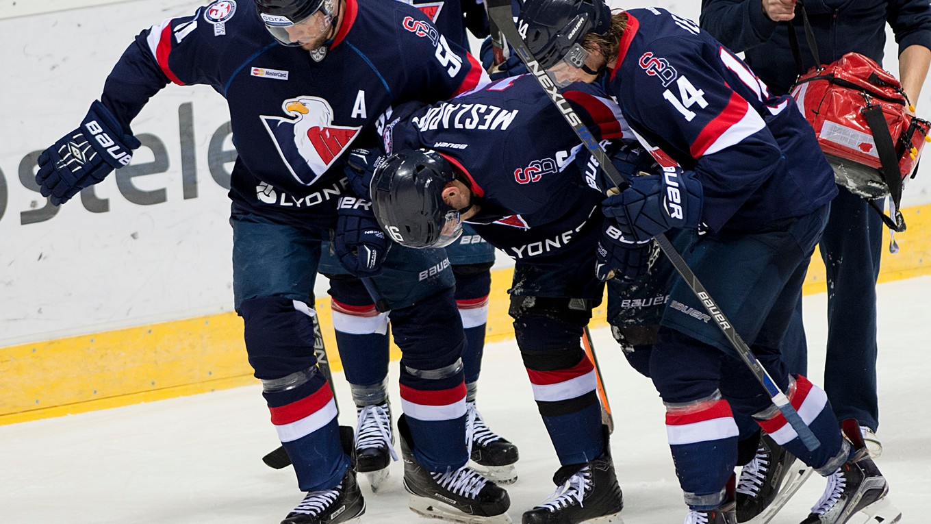 Zranený Andrej Meszároš (v strede).