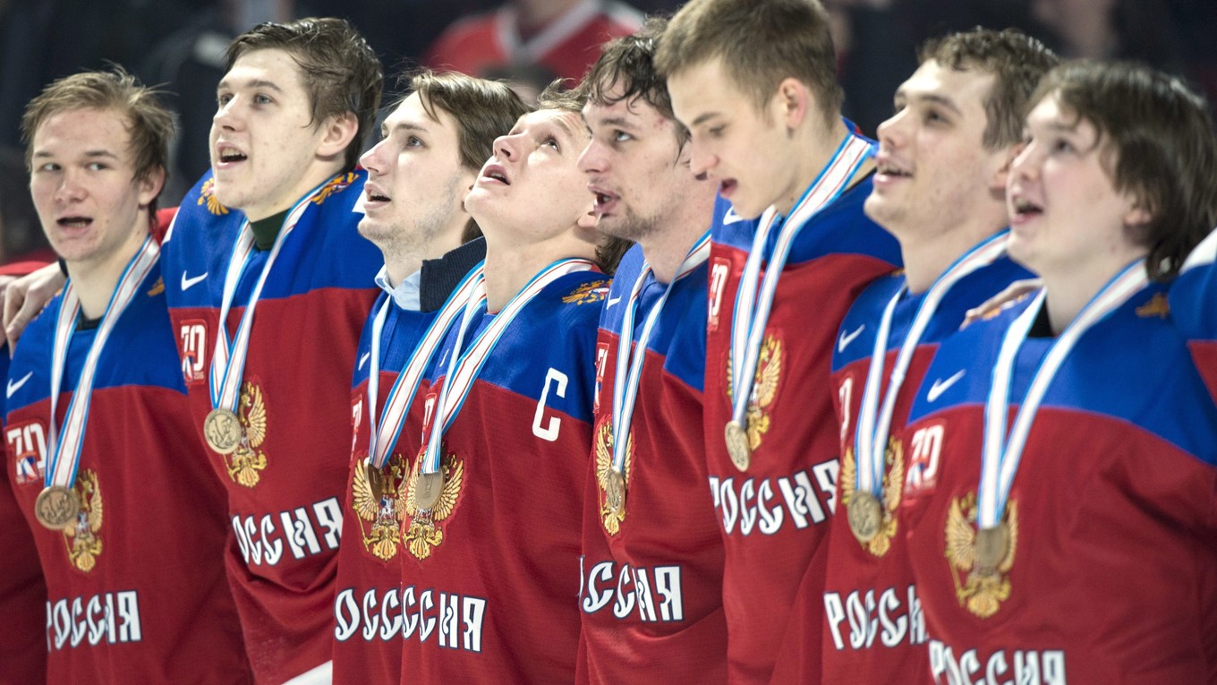 Hokejisti Ruska spievajú hymnu po víťaznom stretnutí.