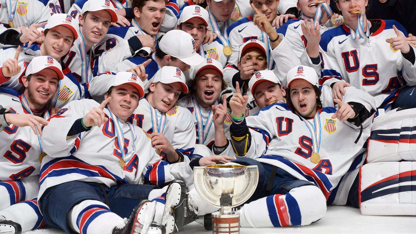 Americkí hokejisti pózujú s víťaznou trofejou.