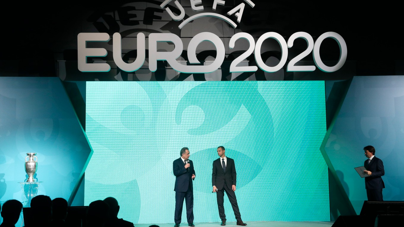 Na snímke vľavo ruský vicepremiér zodpovedný za šport, turizmus a mládežnícku politiku a prezident Ruského fotbalového svazu Vitalij Mutko a vpravo prezident Európskej futbalovej únie (UEFA) Aleksander Čeferin počas krstu loga futbalových ME 2020 v Petrohrade.