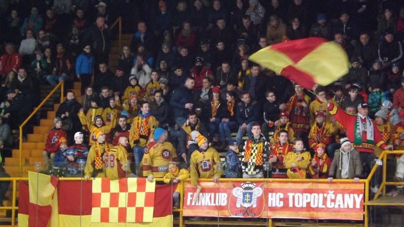 Na štvťfinále Topoľčany - Skalice bol takmer plný štadión. 