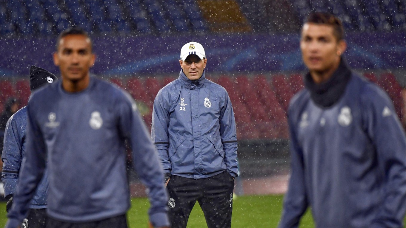 Zinedine Zidane sleduje svojich zverencov na predzápasovom tréningu.