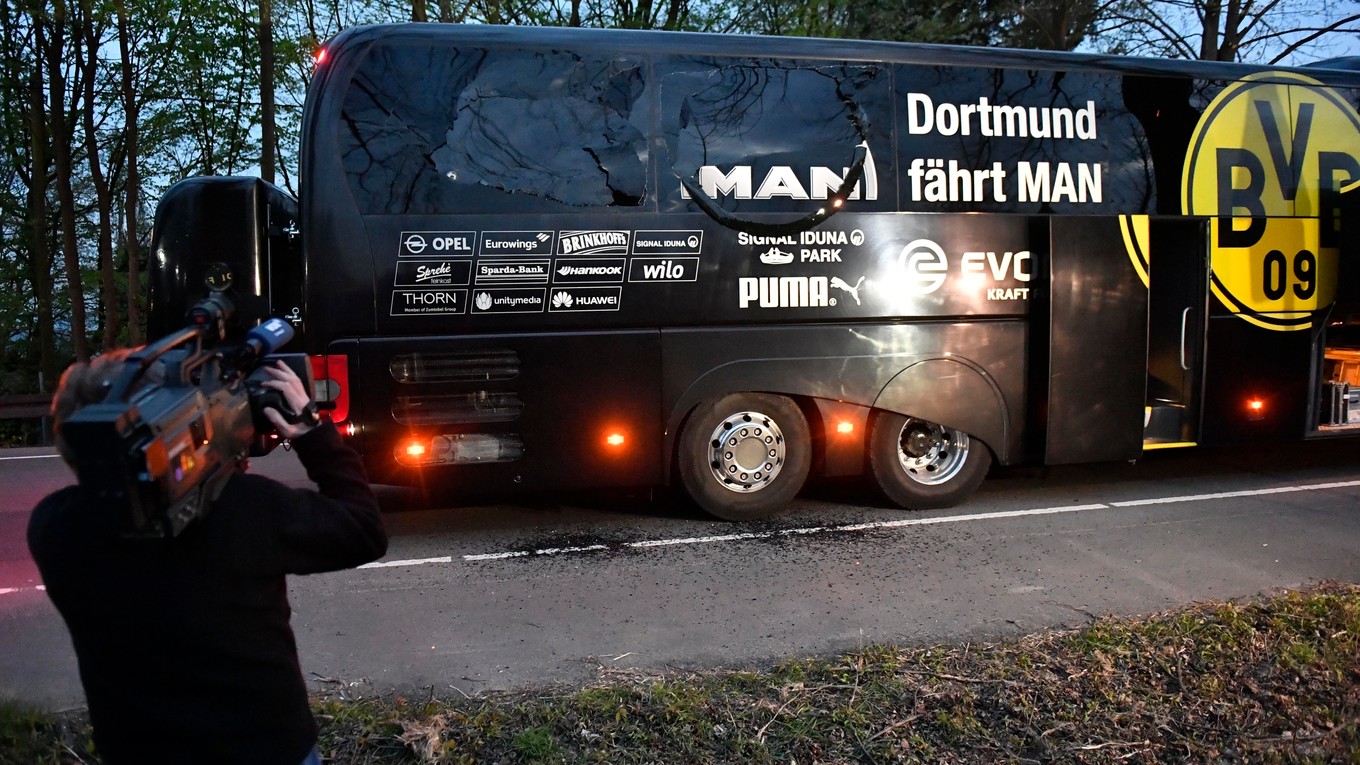 Neznámy páchateľ zaútočil pre zápasom na autobus futbalistov Borussie Dortmund.