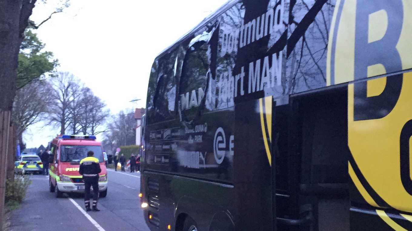 Autobus futbalistov Borussie Dortmund po výbuchu.