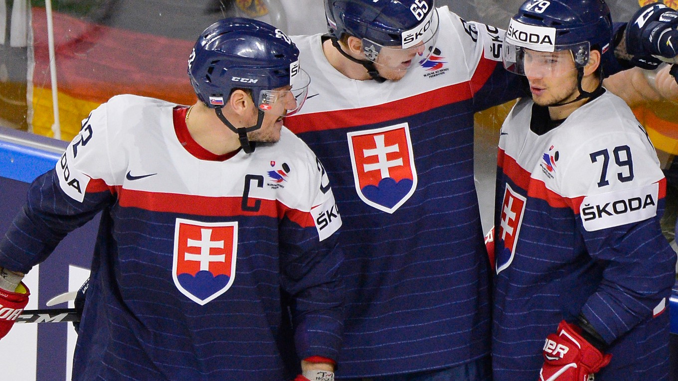 Hokejisti Slovenska sa tešia z druhého gólu v zápase, ktorý strelil Libor Hudáček (vpravo).