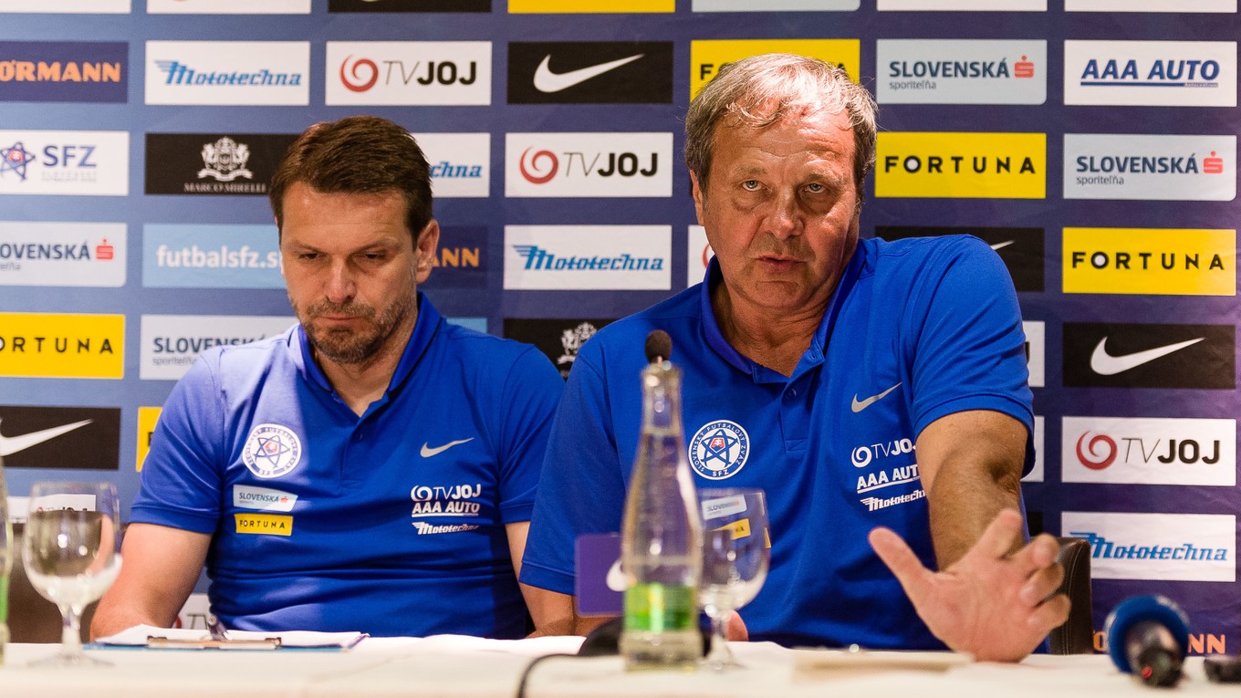 Tréner slovenskej reprezentácie Ján Kozák (vpravo) a jeho asistent Štefan Tarkovič.