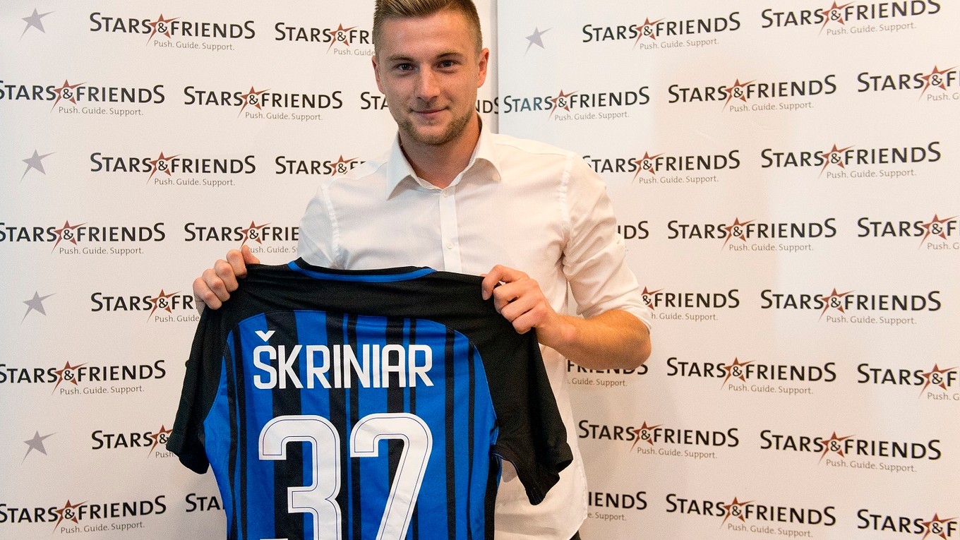 Milan Škriniar pózuje s dresom Interu Miláno.