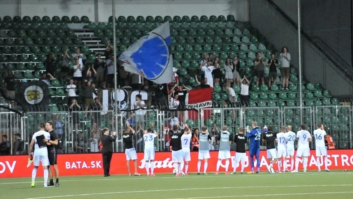 Hráči FC Kodaň sa radujú s hŕstkou svojich fanúšikov po víťazstve v Žiline.