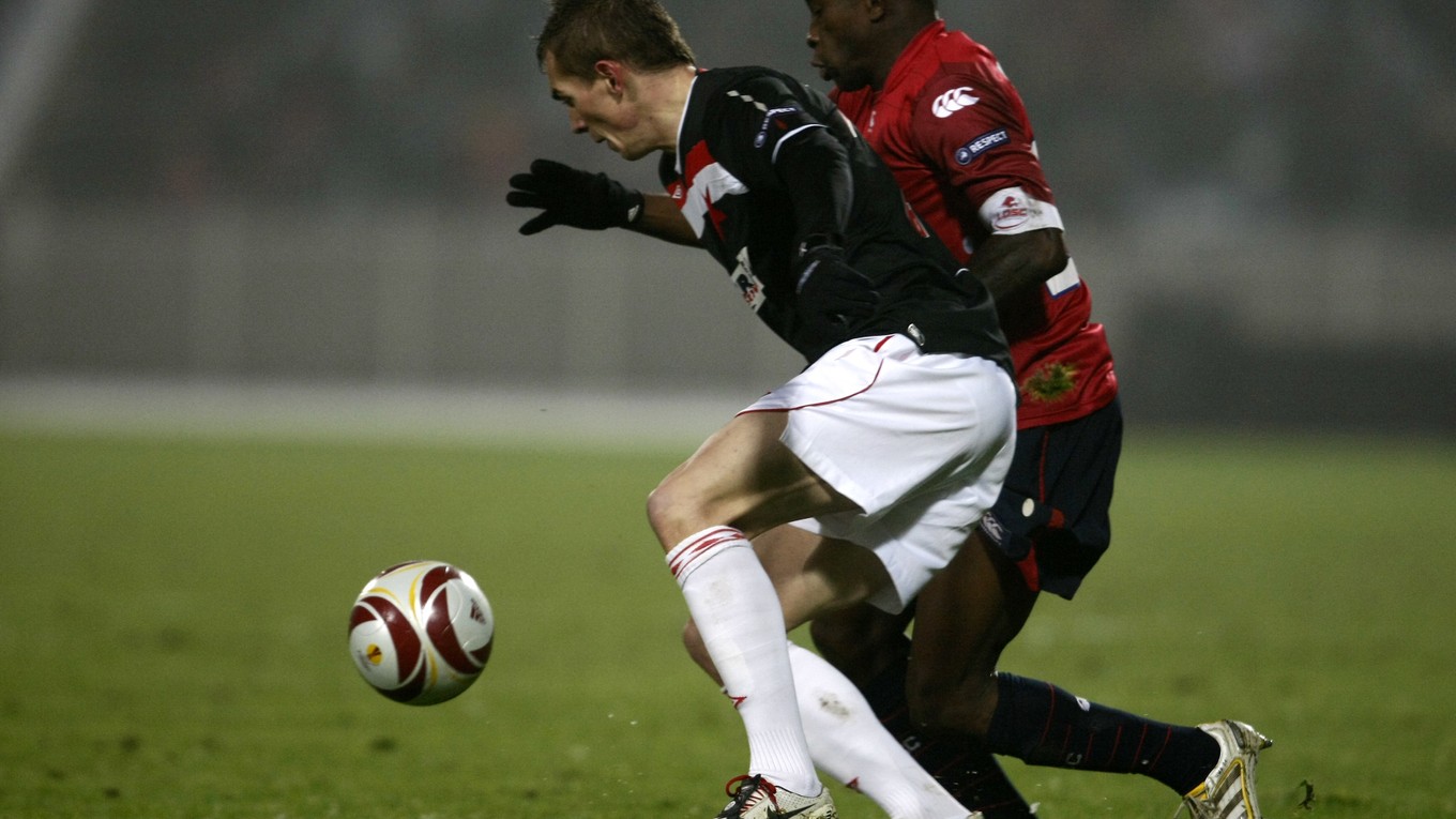 Hráč OSC Lille Rio Mavuba (vpravo) v súboji o loptu s Janom Hoškom zo Slavie Praha (v popredí), archívna fotografia.