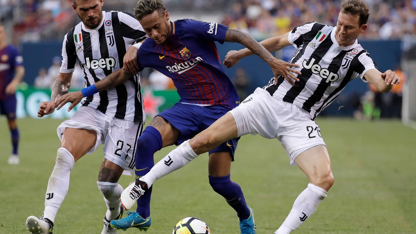 Na snímke z prípravného zápasu s Juventusom Turín bojuje Neymar (v strede) o loptu s dvojicou Stefano Sturaro (vľavo) a Stephan Lichtsteiner.