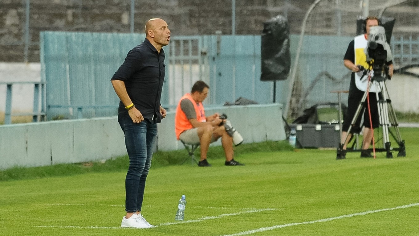 Tréner MŠK Žilina Adrián Guľa rozdáva pokyny svojím zverencom.