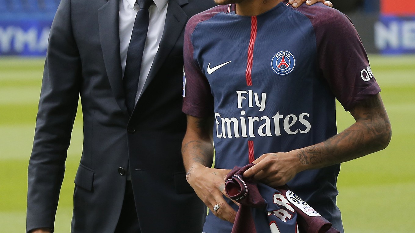 Neymar (vpravo) a šéf PSG Nasser Al-Khelaifi.