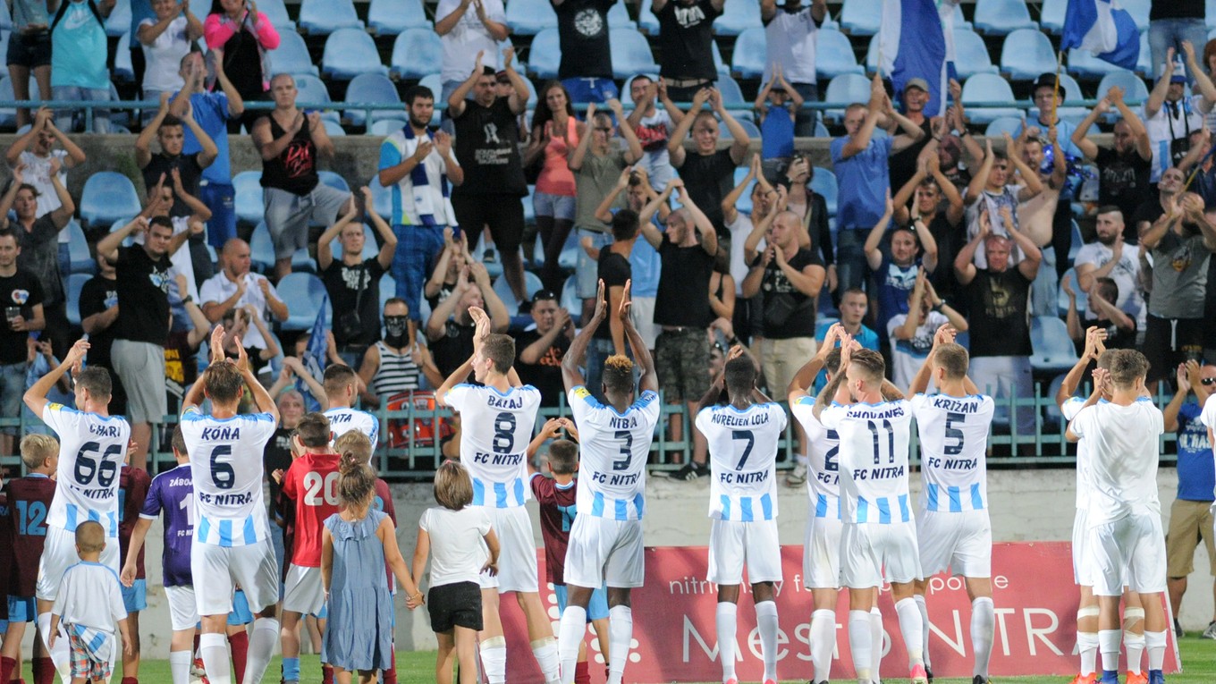 Hráči FC Nitra ďakujú fanúšikom.