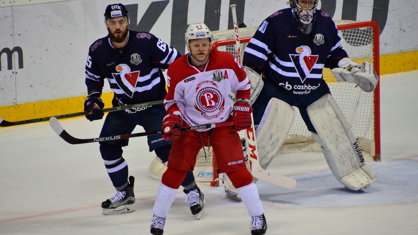 Zľava: Nick Ebert z HC Slovan Bratislava, Alexei Kopeikin z Viťaz Podoľsk a Jakub Štěpánek z HC Slovan Bratislava.