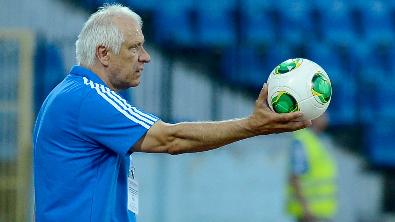 Dušan Galis ako tréner Slovana v roku 2013.
