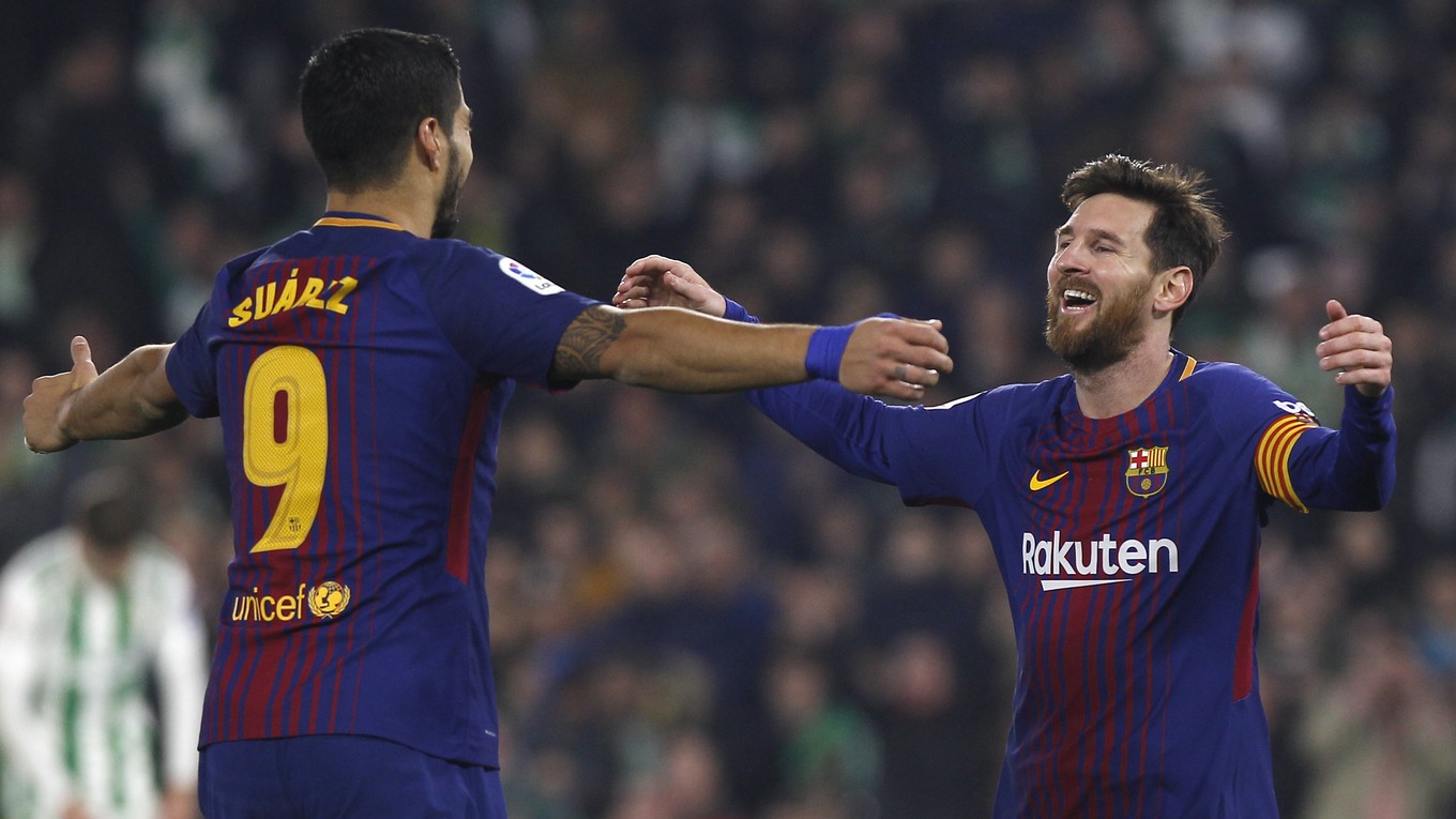Lionel Messi (vpravo) a Luis Suárez sa radujú po jednom z gólov.