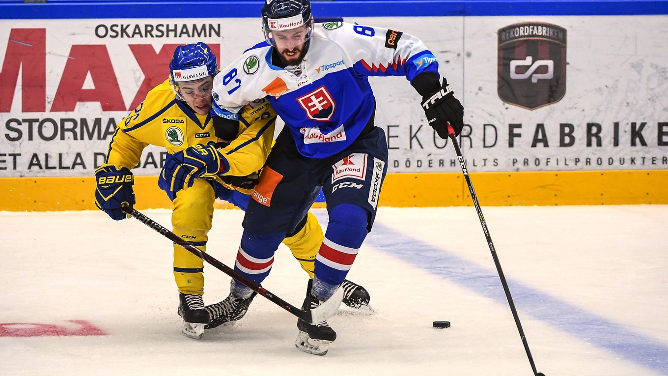 Patrik Svitana v súboji so švédskym protihráčom.