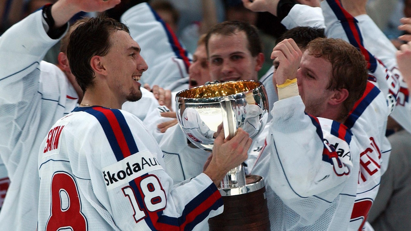 Slovenskí hokejisti sa radujú z titulu na MS v hokeji 2002.