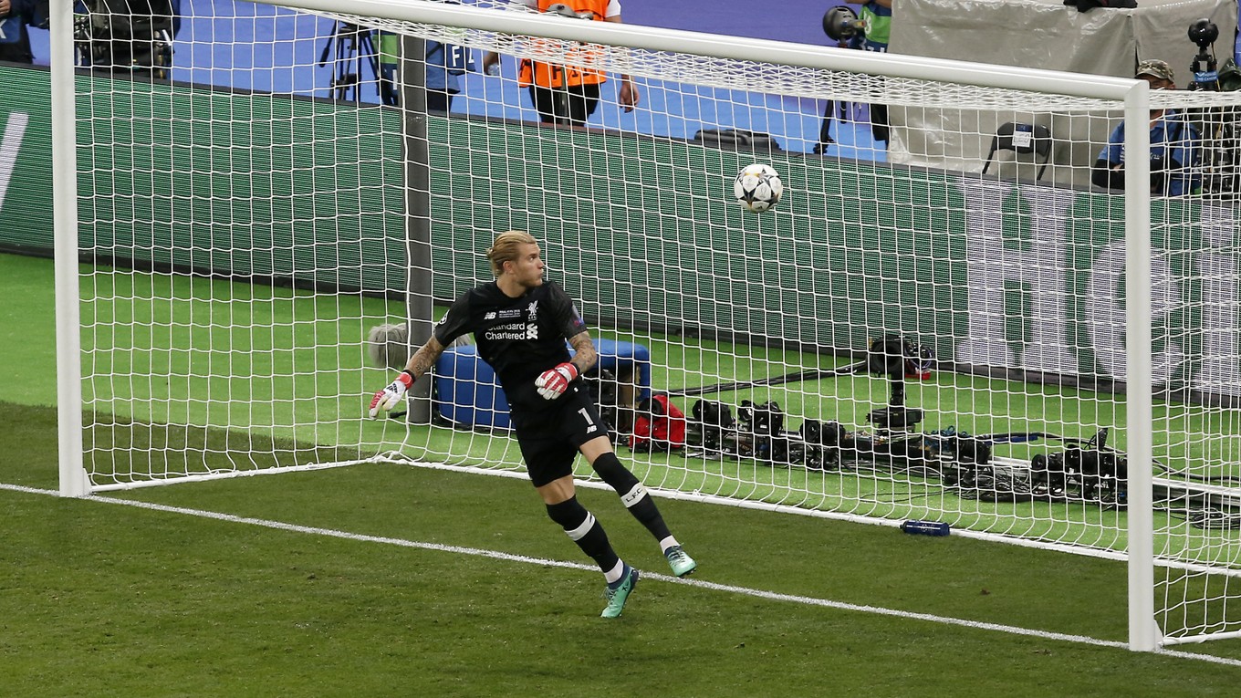 Loris Karius dostáva tretí gól po strele Garetha Balea.