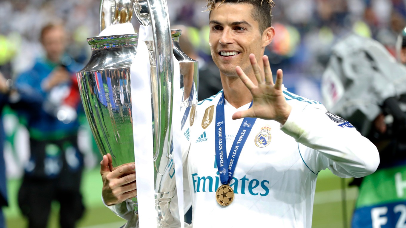 Cristiano Ronaldo s trofejou pre víťaza Ligy majstrov. 