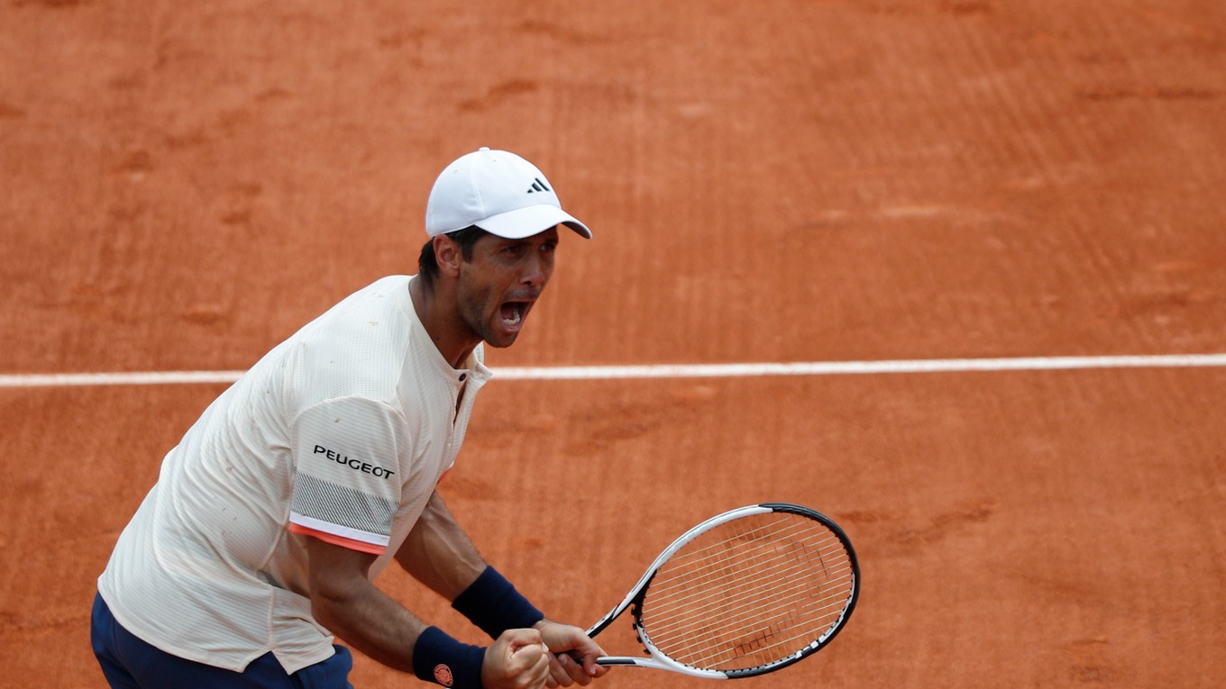 Španielsky tenista Fernando Verdasco postúpil v Paríži do osemfinále.
