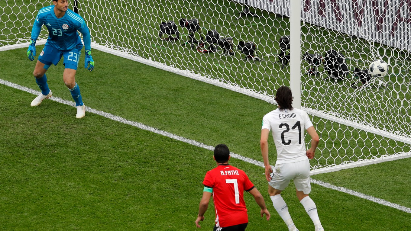 Egyptský brankár sa prizerá, ako inkasuje jediný gól zápasu.