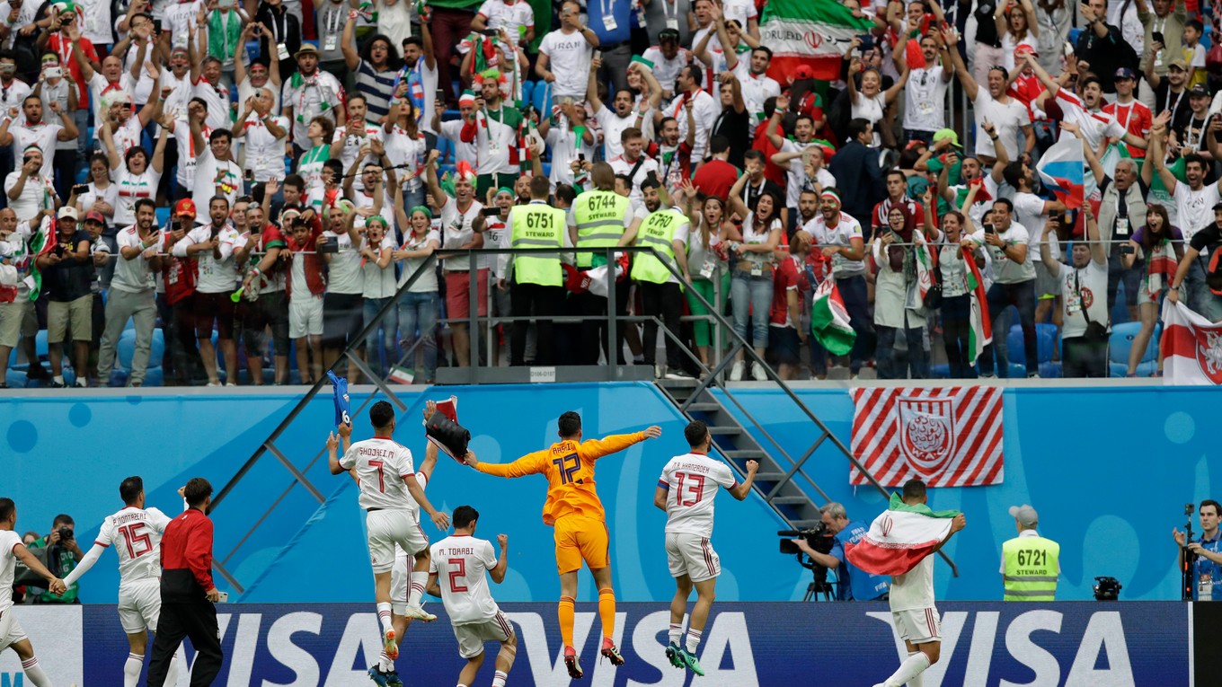Hráči Iránu sa radujú z víťazstva.