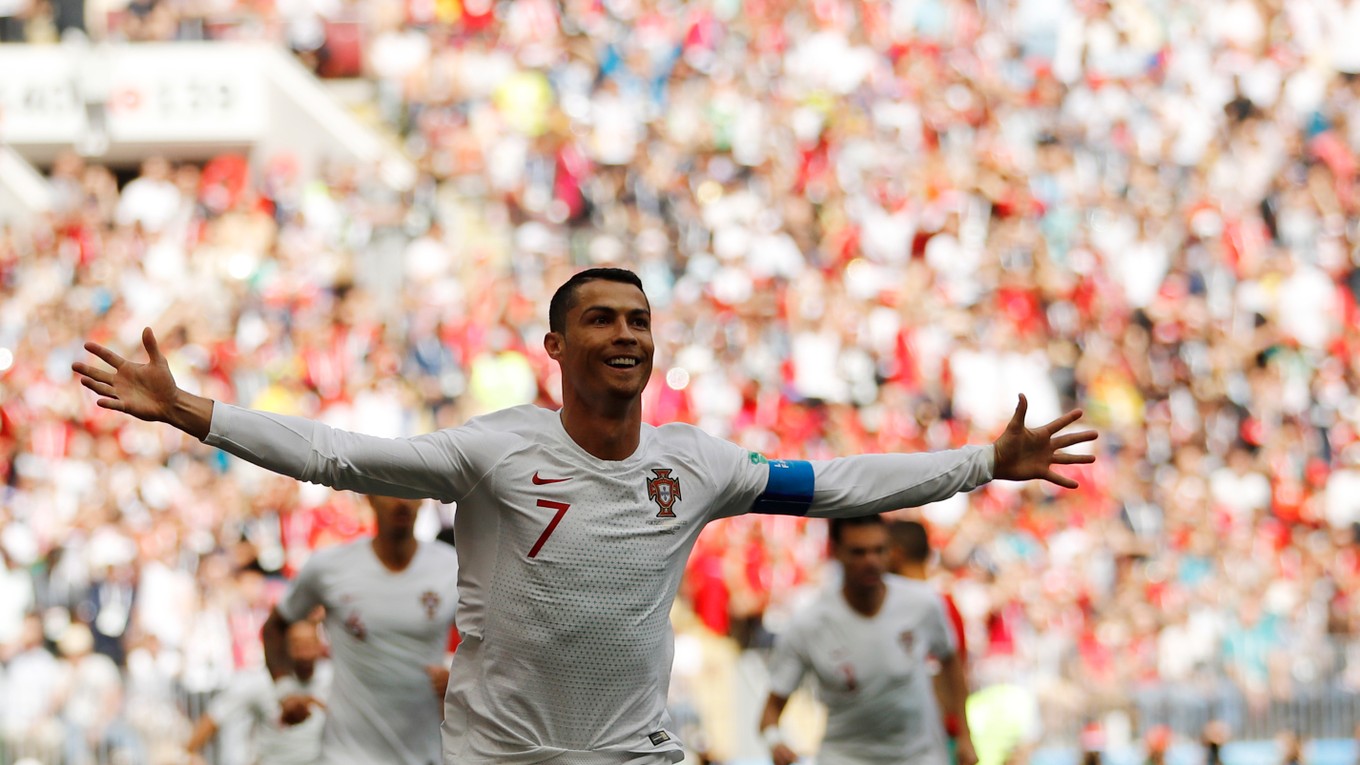 Cristiano Ronaldo oslavuje gól v sieti Maroka.