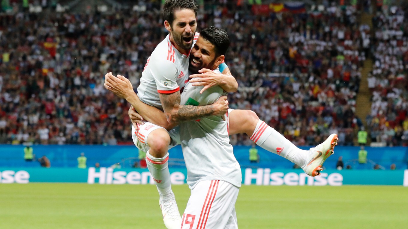 Isco (vľavo) a Diego Costa sa radujú z gólu na 1:0.