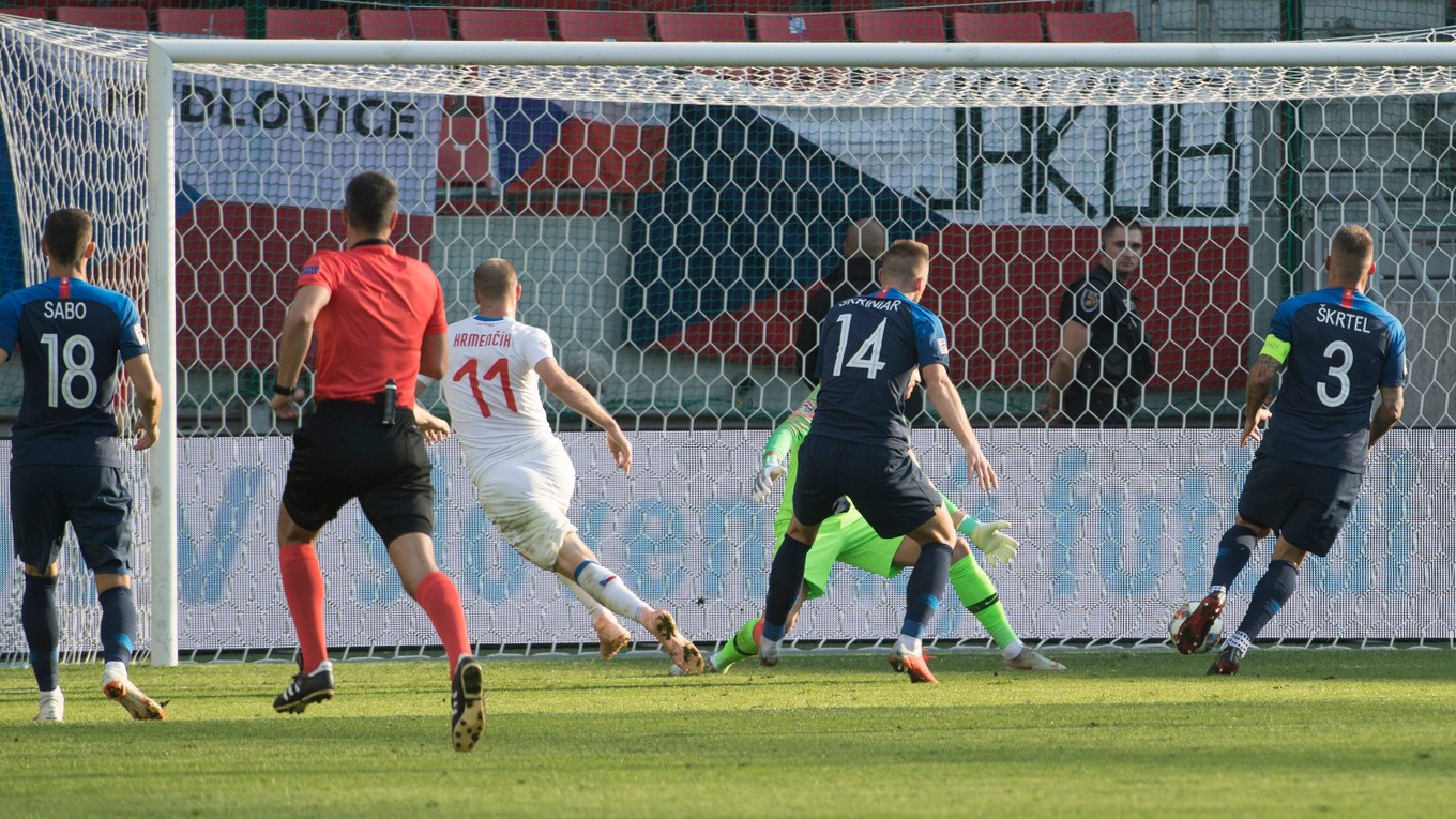 Čech Michael Krmenčík strieľa úvodný gól zápasu.