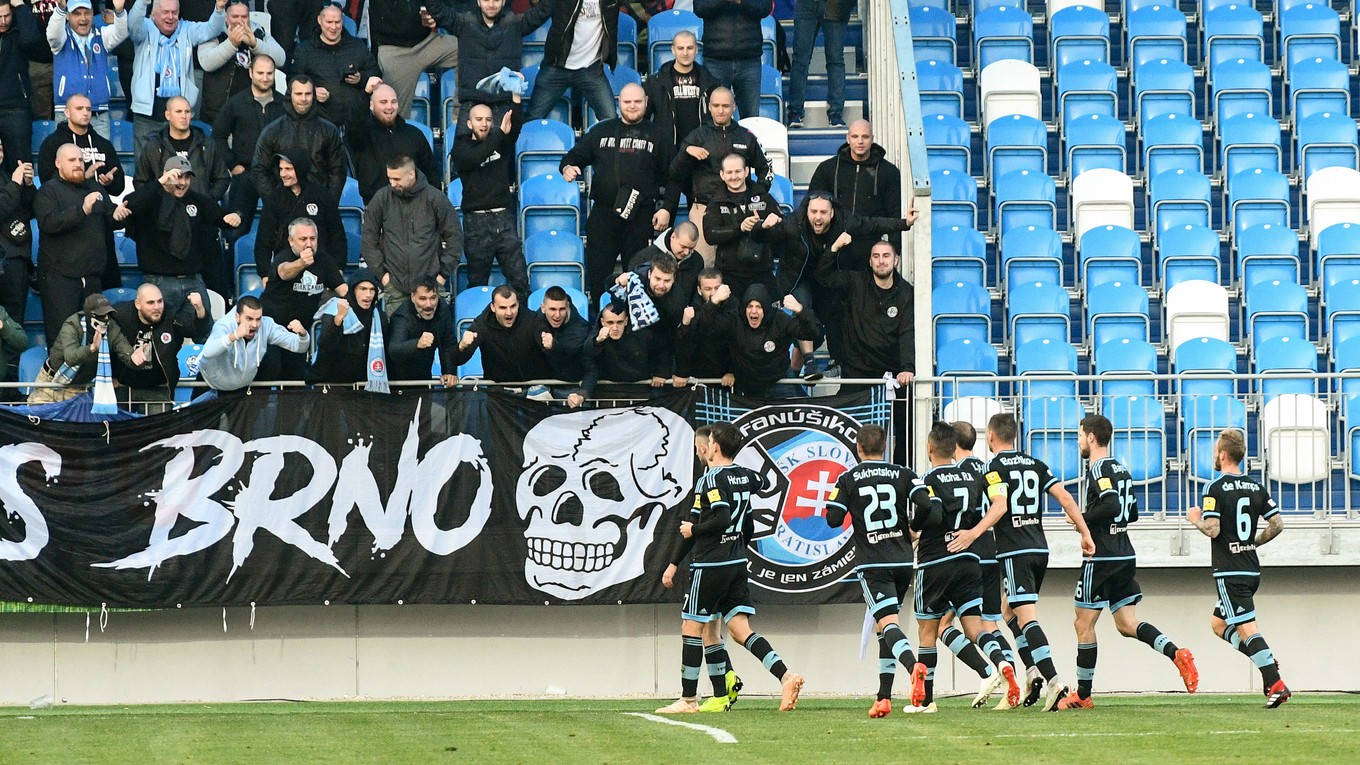 Futbalisti ŠK Slovan Bratislava sa radujú po jednom z gólov.