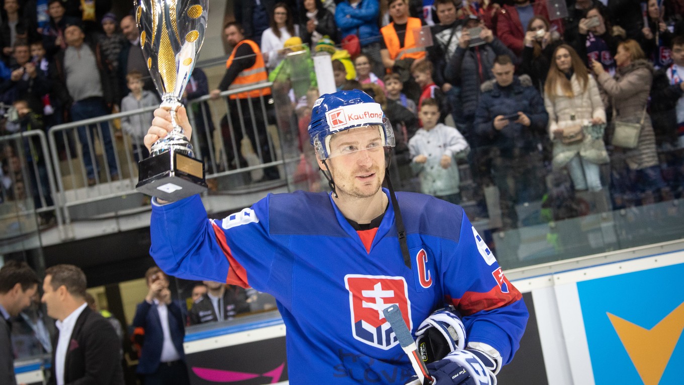 Kapitán Michal Sersen s trofejou pre víťazný tím.