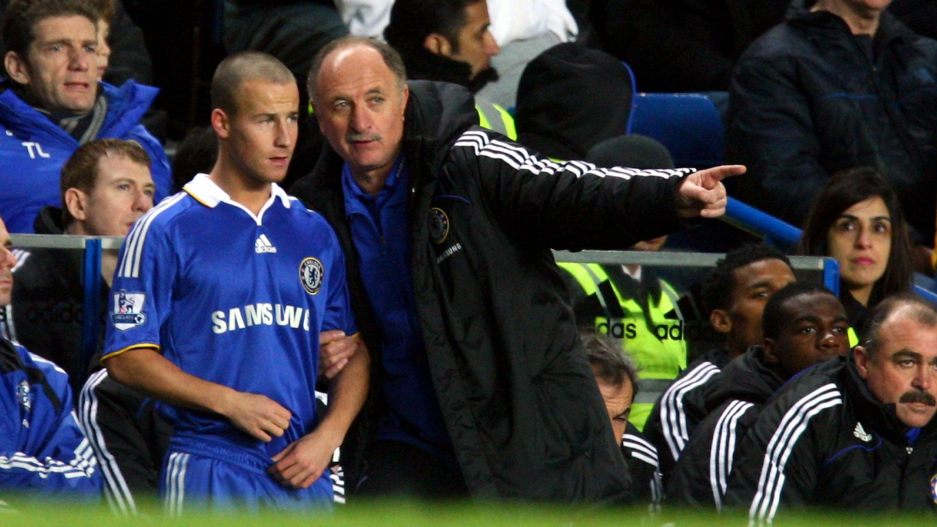 Luiz Felipe Scolari dáva pokyny Miroslavovi Stochovi počas pôsobenia v Chelsea Londýn.