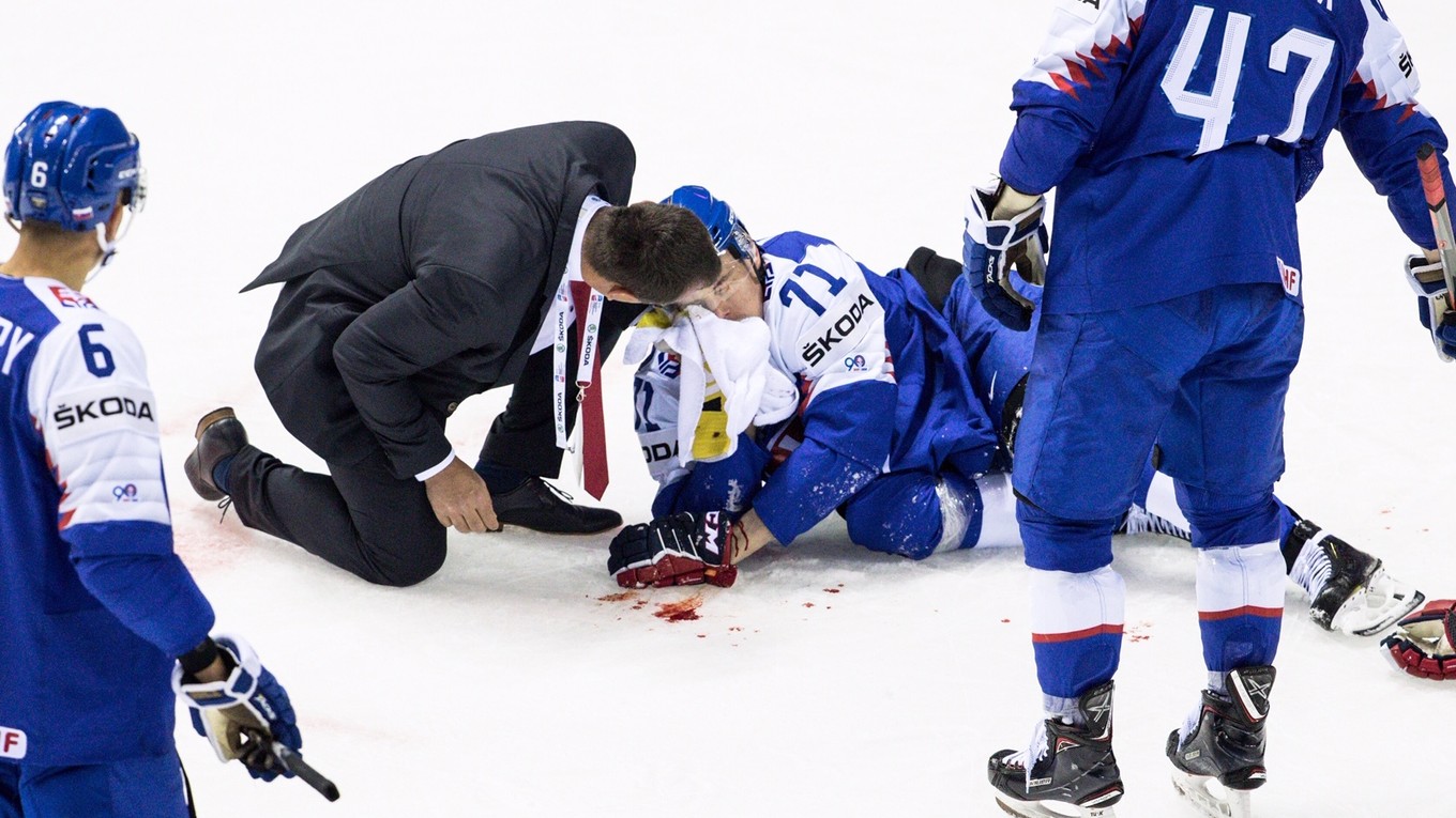 Slovenský obranca Marek Ďaloga utrpel zranenie v zápase Slovenska s Fínskom, po ktorom opustil ľadovú plochu v sprievode lekárov. 