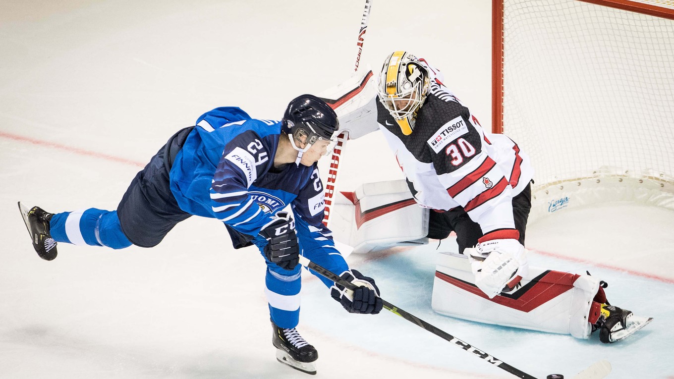 Kaapo Kakko (vľavo) prekonáva Matta Murrayho v skupinovom zápase Fínsko - Kanada na MS v hokeji 2019.