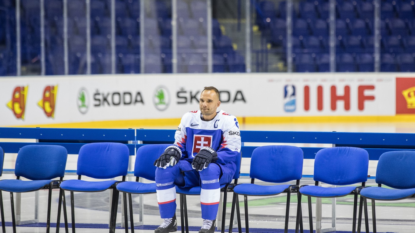 Andrej Sekera počas tímového fotenia na MS v hokeji 2019.
