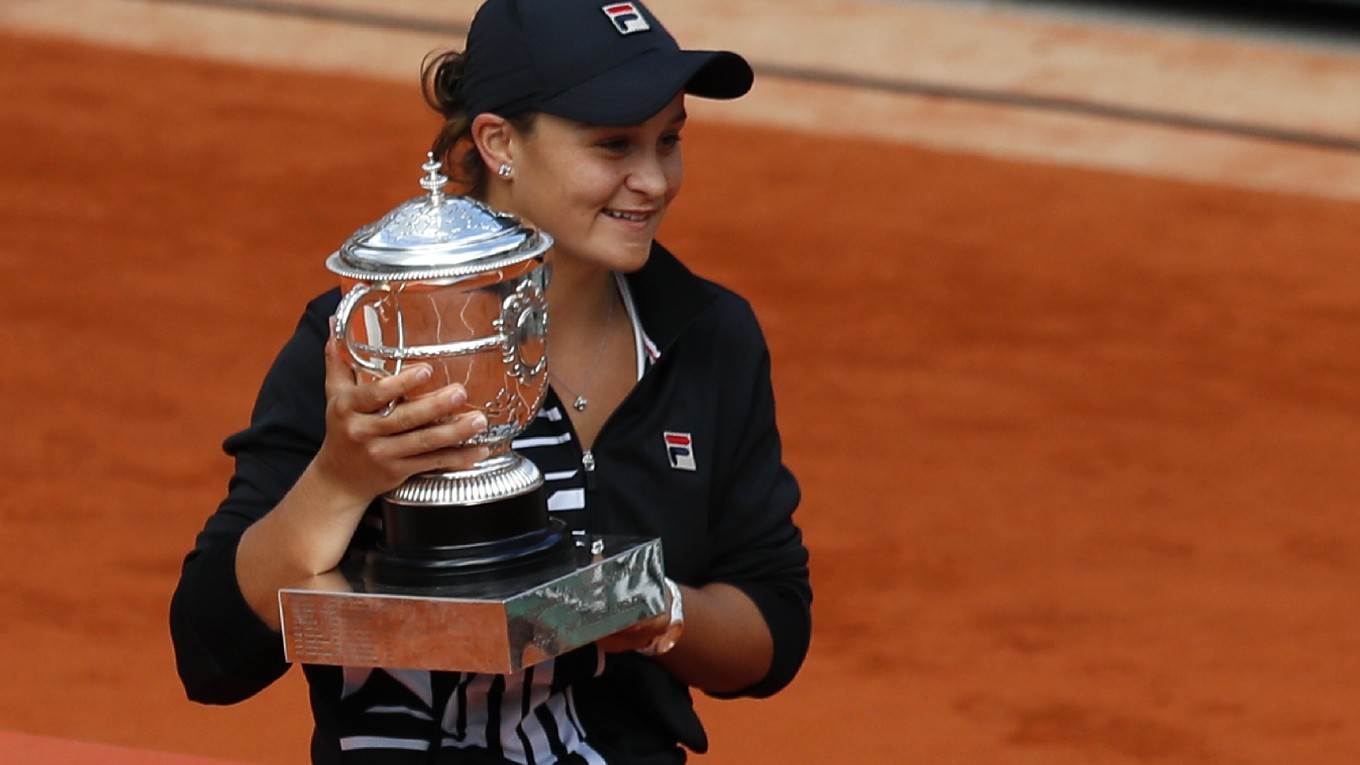 Ashleigh Bartyová s trofejou pre víťazku Roland Garros 2019.