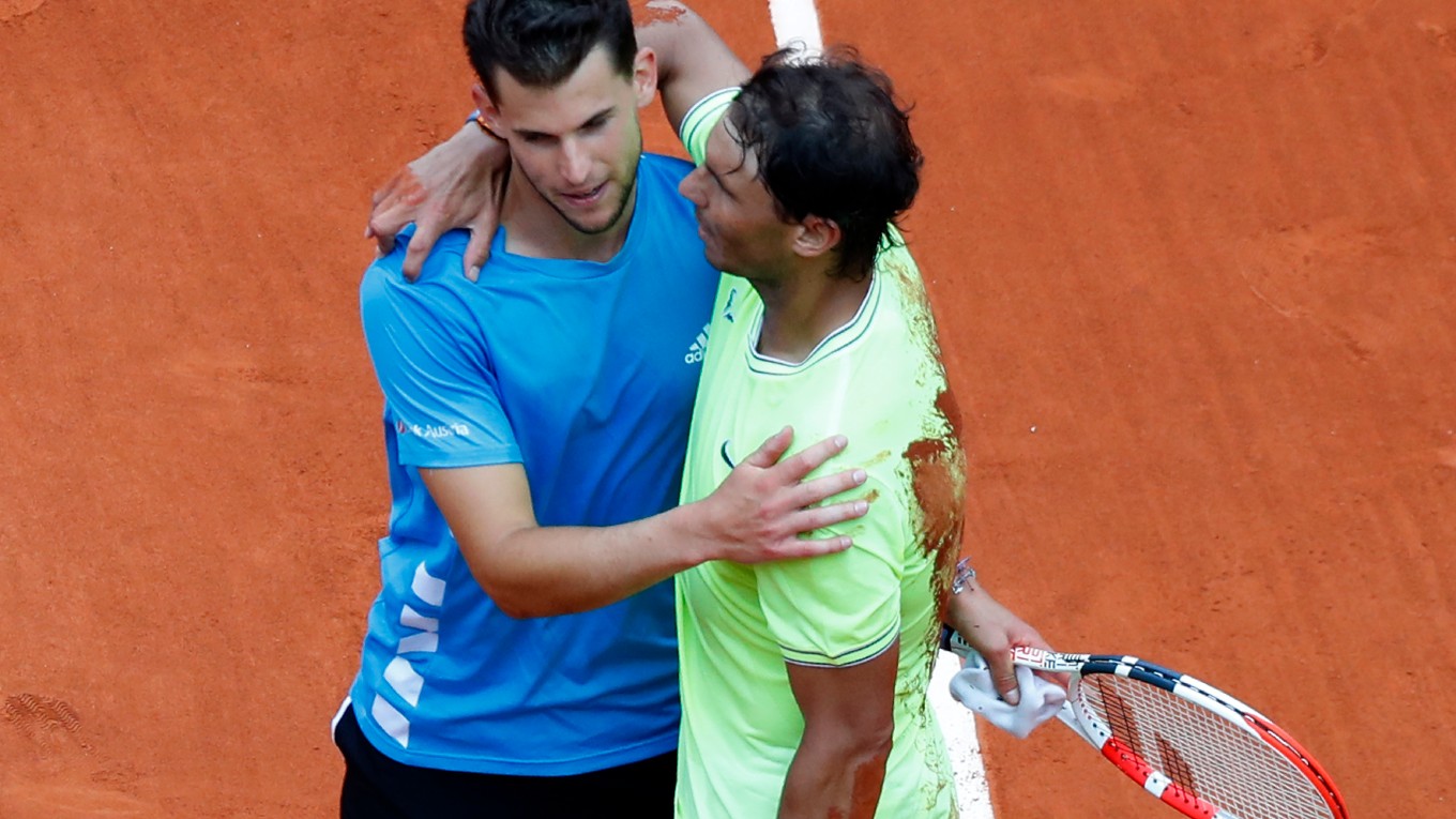 Dominic Thiem (vľavo) a Rafael Nadal po finálovom zápase na Roland Garros 2019.