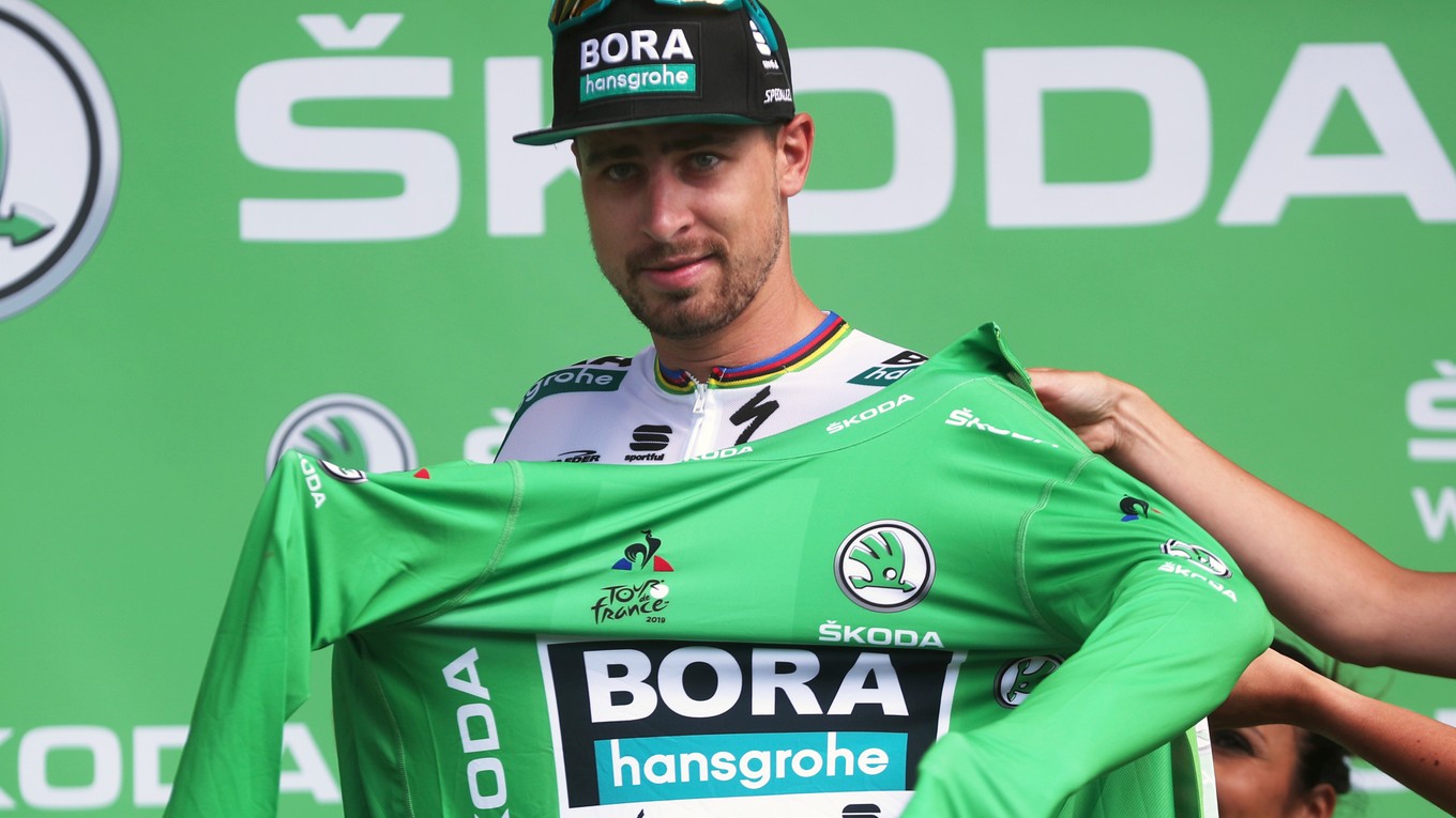 Peter Sagan si oblieka zelený dres po 3. etape Tour de France 2019.