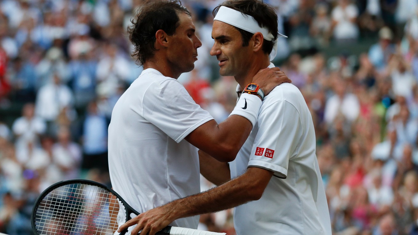 Roger Federer a Rafael nadal sa objímajú po skončení semifinále Wimbledonu 2019.
