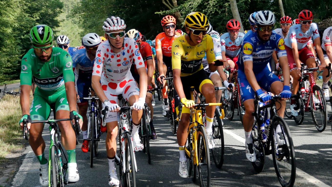 Zľava: Peter Sagan, Romain Bardet, Egan Bernal a Julian Alaphilippe počas poslednej 21. etapy na Tour de France 2019.