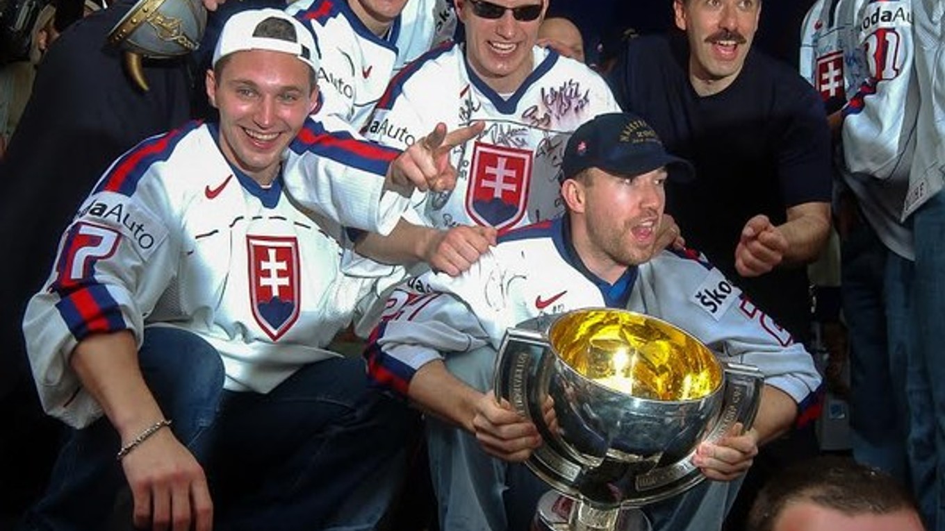 Ľubomír Višňovský (vľavo) mal v reprezentačnom drese množstvo krásnych spomienok. Najväčší úspech prišiel v roku 2002, keď Slováci vybojovali vo švédskom Göteborgu titul majstrov sveta. S pohárom Žigmund Pálffy, vpravo hore Igor Nemeček.